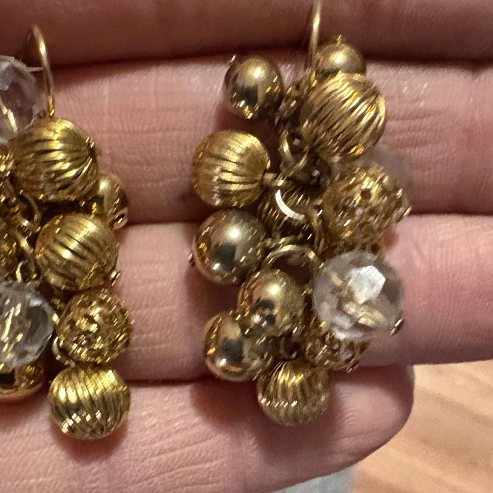 VINTAGE 70s CLUSTERED GOLD-TONE AND CLEAR BEADED DANGLE HOOK 1.8" EARRINGS - Picture 5 of 9